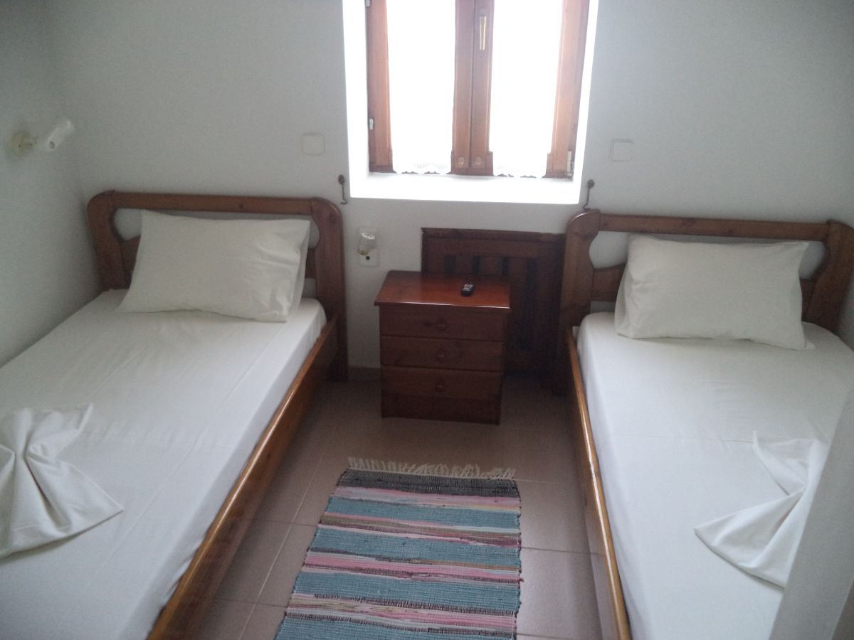 11 Single bedded bedroom